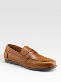 Smooth leather style crafted in Italy with penny loafer detail. Leather lining Padded insole Rubber sole Made in Italy 