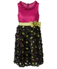 Your little flower will bloom in this beautiful dress, with stunning skirt details and a colorful design.