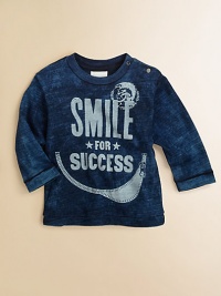 An ultra-cool tee for the hippest tots, featuring a happy smile.CrewneckLong sleevesShoulder buttonsCottonMachine washImported Please note: Number of snaps may vary depending on size ordered. 