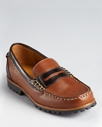 Injected with a Nike Air™ inset at the heel, this handsome loafer doubles as an all-day walking shoe.