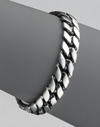 Narrow curb chain in sterling silver. 8½ long Imported