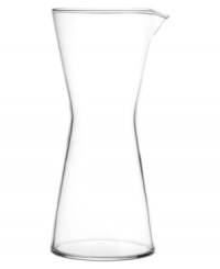 Keep design pure and simple with the Kartio glassware from iittala. Durable enough for everyday use and versatile enough to complement most drinkware, this glass carafe makes for seriously stylish entertaining.