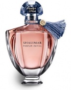 Shalimar Parfum Initial is an initiation to sensuality. Discover this luminous amber-floral fragrance. The fresh burst of bergamot gives way to a delicate floral heart: an orchestrated overdose of rose, jasmine and iris. The vanilla and tonka bean base instantly creates addiction, like the captivating feel of cashmere on bare skin. 