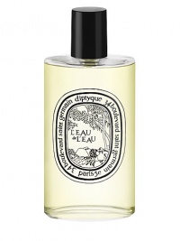 An ode to the sun and to the Dolce Vita of summer siestas under the shade of a southern Italian grove. Among the citrus fruit is set a fresh picked, sparkling and clear bergamont. The scent of neroli rises to kindle the middle notes of orange blossom, Egyptian geranium, white musk and vibrant cedar wood. 