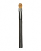 This small, dome-shaped brush lets you add a precise sweep of color over the eyes. The Eye shader brush applies softly on eyes, yet is firm enough to contouring and highlight to create dramatic and glamorous eye looks.