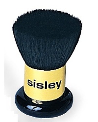 Sun Glow Applicator Brush can be used over the whole face or on cheeks only.