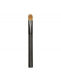 This small, dome-shaped brush lets you add a precise sweep of color over the eyes. The eye shader brush applies softly on eyes, yet is firm enough to contouring and highlight to create dramatic and glamorous eye looks. 