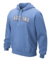 Set your team spirit soaring with this NCAA North Carolina Tar Heels hoodie from Nike.