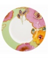 In an inspiring display of alluring watercolors, this kiwi accent plates offer a bright, contemporary addition to your table. Mix and match across the Lenox Floral Fusion dinnerware collection for a stunning presentation.