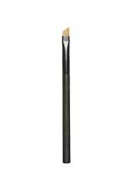 Designed with an angled shape, the eye liner brush makes it easy to apply eye shadow close to the lash line. Perfect for creating a dramatic smoky eye look. Leaves a precise, even line. 