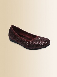 She'll have twinkle toes in these classic ballerina flats with a glam glitter finish.Fabric upperFaux leather liningRubber solePadded insoleNike Air technologyImported