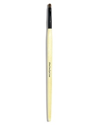 Easy to hold and control, this slim, tapered Ultra Fine Eyeliner Brush creates a flawless line. The brush hairs are finely pointed and tightly packed for precise application.