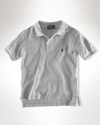 Essential short-sleeved polo shirt in breathable cotton mesh. Ribbed polo collar and armbands. Uneven vented hem. Signature embroidered pony accents the chest.