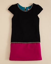 Color us impressed. Zoe's colorblock dress is trimmed with goldtone chain for a simply elegant look.