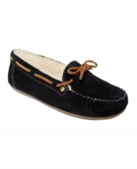 The epitome of coziness. EMU's Amity flats are classic moccasins with a fluffy authentic Australian sheepskin lining.