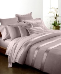 This Essentials Dusk flat sheet from Donna Karan adds elegance and comfort to your bed with 410-thread count Egyptian cotton percale and saddle stitch details.