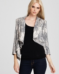 Add instant modern elegance to every look with this GUESS printed jacket, cut in a gorgeously draped silhouette.