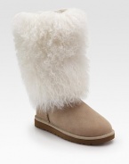 Classic suede style surrounded by an oversized sheepskin cuff. Foam platform, 1 (25mm) Shaft, 12 Leg circumference, 16½ Genuine sheepskin and suede upper Pull-on style Foam sole Padded insole Imported