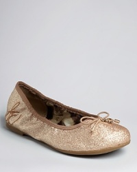 All that glitters is gold! This dainty ballet flat makes a glamorous statement in dazzling sparkles.