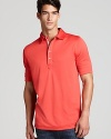 A relaxed solid polo with a contrast inner placket gives you a smart, sporty look on and off the links.