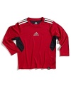 Contrasting mesh panels will keep your athlete cool, while the Adidas' stripe logo and shoulder detail add sporty style.