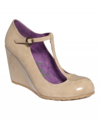 T-strap wedges are all the rage and Blowfish's Iris wedges totally take the cake. WIth a soft pointed toe and a mega wedge, these neutral colored shoes will freshen up all of your favorite outfits.