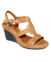 Woven detailing on the vamp of the Seta Purr wedge sandals by Clarks make these comfy wedges extra special.