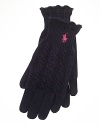 A mix of stitches gives handcrafted charm to an essential pair of gloves in warm and breathable cotton.