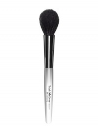 The perfect brush to highlight the top of the cheekbone and a perfect partner for shimmer powder. 