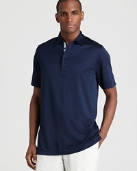 A relaxed solid polo with a contrast inner placket gives you a smart, sporty look on and off the links.