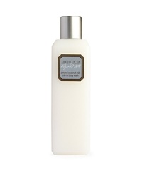 Laura Mercier Crème Body Wash thoroughly cleanses the skin with a natural based cleanser derived from coconut, oat and corn. Gentle for daily use, the creamy lather will leave the skin feeling smooth and moisturized.