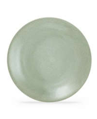 With clean lines and splashes of green, the Kealia salad plates dish out casual fare with modern elegance, plus all the convenience of dishwasher- and microwave-safe stoneware from Noritake.