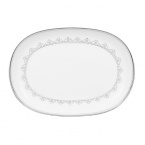 White Lace bone china is characterized by its diverse series of borders all rendered in precious platinum. The classic combination of platinum and white radiates on the table. A truly classic look.