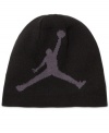 Time to ball. Bad weather – like defenders – will have to get out of his way when he's wearing this reversible beanie from Nike Jordan.