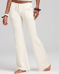 A trend-right flared leg and pocket detail updates the classic silhouette of these Juicy Couture velour pants.