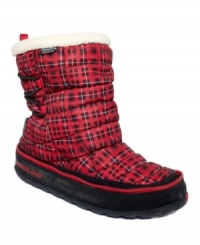 Stay warm all winter long with the Radler Trail booties by Timberland. This plaid style features zipper and bungee accents along the back.