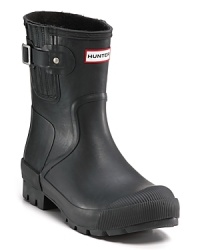 The iconic rain boot from HUNTER, crafted in rugged rubber and lined with cozy fleece for total comfort under any conditions.