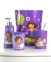 Go explorin'! Dora the Explorer is your go-to gal for a fun bath time with this Dora Picnic trash can. Features a cheerful Dora surrounded by fresh flowers and bright hues your kids will go crazy for.