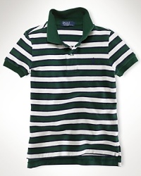 The timelessly preppy short-sleeved polo shirt in striped cotton mesh.