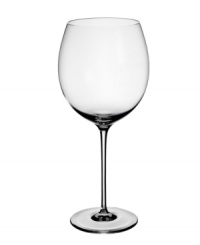 Elegance on a grand scale. This Allegorie Premium wine glass from Villeroy & Boch complements any table with a generously proportioned, thoroughly graceful silhouette for Burgundy wines.