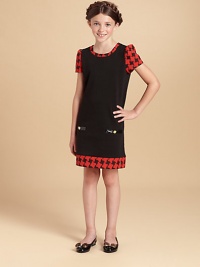 With a houndstooth pattern at the collar, sleeves and hem, this stunning shift dress gives the illusion of two pretty pieces.Scoop neckBack button closureShort puffed sleevesFront welt pocketsFully lined54% polyester/46% cottonMachine washImported