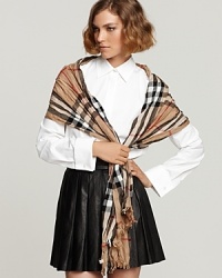 A classic Burberry look with a modern twist: wrap yourself in the large proportions of this soft, crinkle-fabric check scarf and transform your look in an instant.