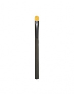 Made with flexible bristles, the tapered, flat head of the Concealer brush is ideal for applying Armani concealer to hide dark circles and blur imperfections. Brush on a veil of silky fluid with this essential luxury tool. Unique texture and shape is designed to blend and conceal on contours of the face. 