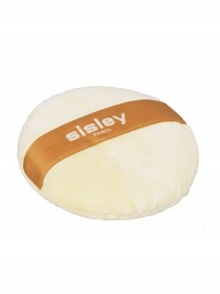 This ultra-luxurious puff, made of exceptionally soft velvet, gives a natural, even finish to face make-up. 