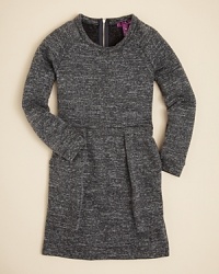 This sweatshirt-style dress mixes it up with a pleated waistline and integrated hand pockets at the sides.