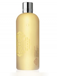 Radiant Lili Pili Hair Wash. Cleanse and refresh hair and the scalp with this gently hair wash. Surround the senses with uplifting aromas of lime, Mandarin and ginger. 10 oz. 