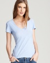 Cut in a flattering fit, this James Perse tee is a perennial essential to every wardrobe.