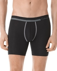 Crafted in soft, breathable micro modal fabric, Calvin Klein's essential boxer brief blends comfort and performance, seamlessly.