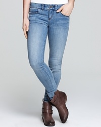 Free People masters laid-back cool with these skinny jeans, fashioned in the perfect vintage-inspired wash.