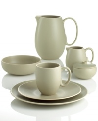 With a powdery matte finish and clean modern shapes, the Naturals 4-piece place settings from renowned designer Vera Wang bring minimalism to the table with chic style. In soft, natural hues perfect for coordinating with any decor.